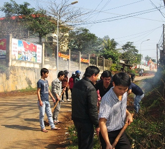 Đoàn viên, thanh niên xã Tân Hợp vệ sinh đường làng, ngõ xóm