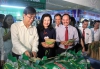 Lãnh đạo Bộ Công thương và Lãnh đạo tỉnh Quảng Trị tham quan gian hàng sản phẩm nông nghiệp Quảng Trị