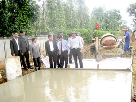 Đồng chí Nguyễn Quân Chính, Phó Chủ tịch UBND tỉnh đến động viên các hội, đoàn thể xã Vĩnh Thành trong buổi ra quân chỉnh trang nông thôn