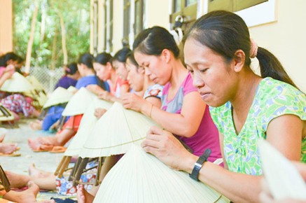 Nhiều phụ nữ vùng nông thôn Hải Lăng có thu nhập ổn định từ nghề làm nón